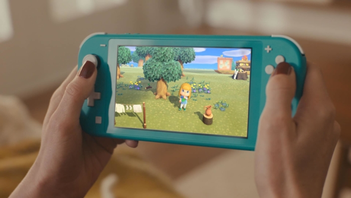 Turqoise Nintendo Switch Lite In-use