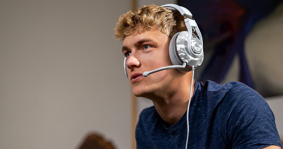 Turtle Beach Recon 500 Wired White Lifestyle Image
