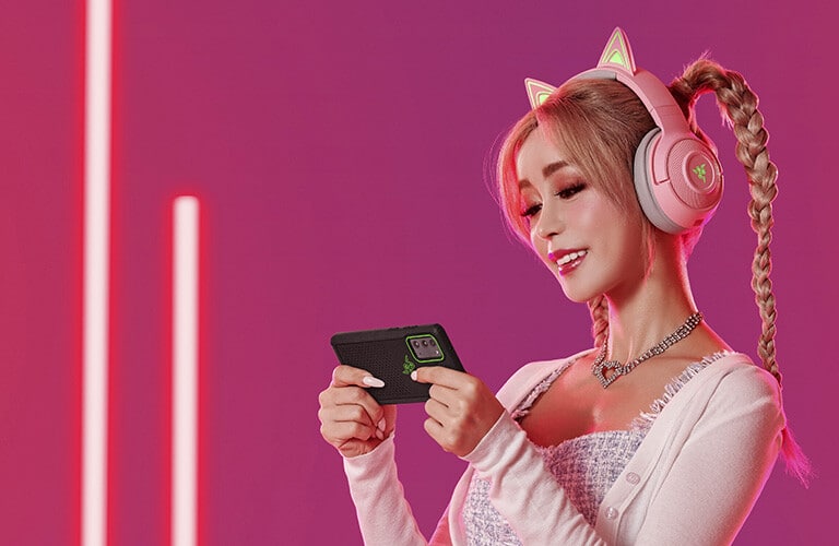 Razer Kraken BT Kitty Edition Quartz Pink Lifestyle Image