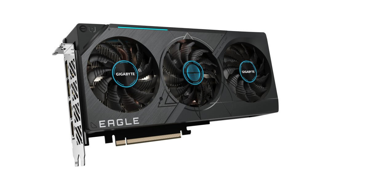 Gigabyte EAGLE GeForce RTX 4070 SUPER EAGLE OC Side Angle & Ports